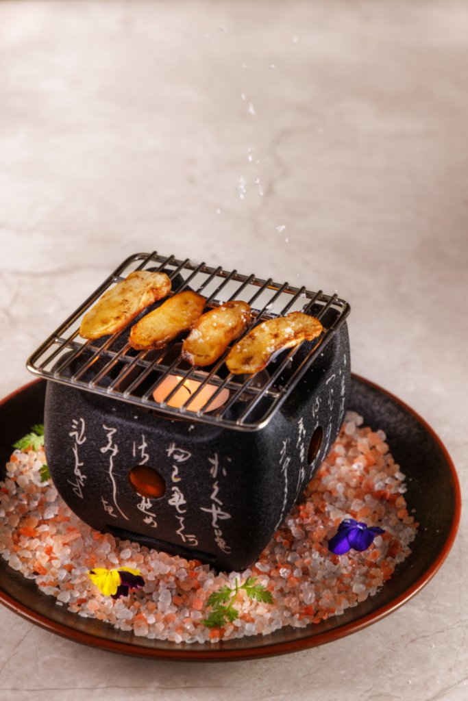 時間: 2023-08-28 08:24 PM 
檔名: 鹽燒鮮松茸Grilled Salted Matsutake Mushrooms 
大小: 101.83 KB 
尺寸: 683x1024px