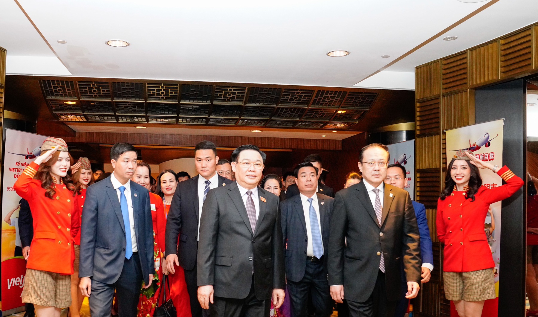 時間: 2024-04-15 11:25 AM 檔名: 越南國民議會主席Vuong Dinh Hue誠心祝賀越捷邁向新里程碑，亦歡 大小: 622.52 KB 尺寸: 1800x1060px