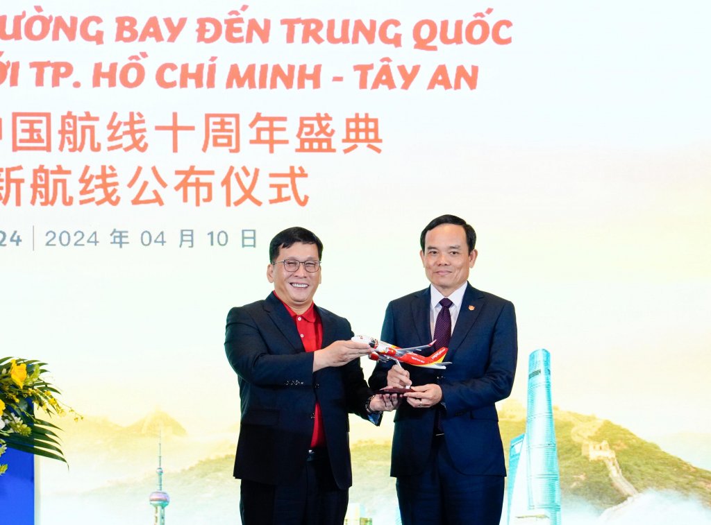 時間: 2024-04-15 11:26 AM 
檔名: 越捷 CEO Dinh Viet Phuong及越南副總理Tran Luu Quang在「越中貿 
大小: 96.99 KB 
尺寸: 1024x757px
