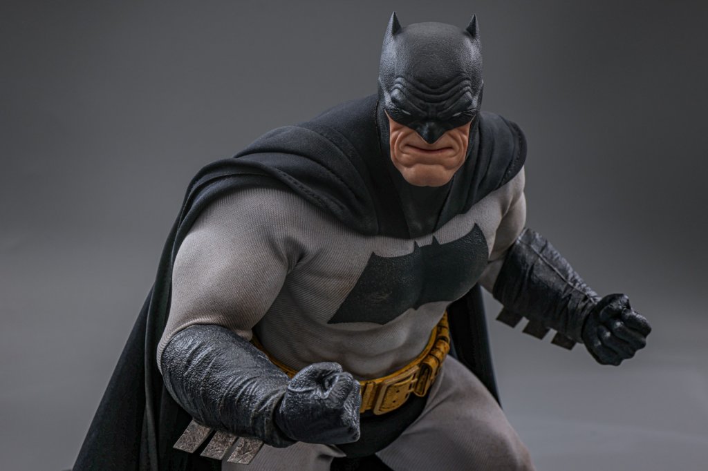時間: 2024-11-11 11:00 PM 檔名: Hot Toys - The Dark Knight Returns - Sixth Scale Batman_HR15 大小: 72.98 KB 尺寸: 1024x682px