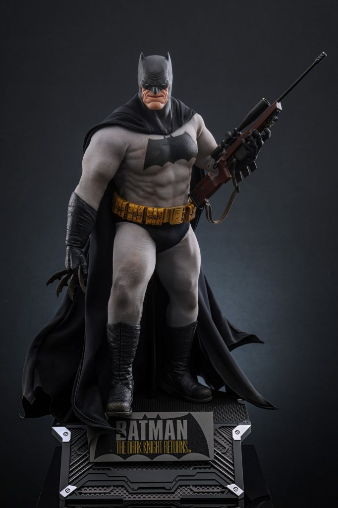 時間: 2024-11-11 11:03 PM 檔名: Hot Toys - The Dark Knight Returns - Sixth Scale Batman_HR2 大小: 70.69 KB 尺寸: 682x1024px